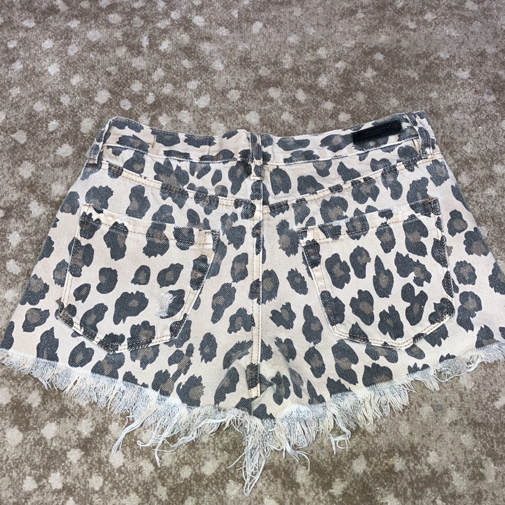 Women’s BlankNYC Leopard Cut Off Shorts size 25 - Picture 4 of 4